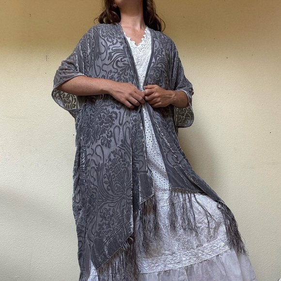 Janika Designs Grey silk velvet shawl with fringe - Picture 4 of 12